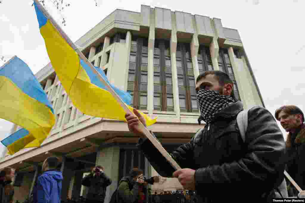 Pro-Ukrainian protesters in front of the Crimean parliament building in Simferopol on March 8 As pro-Russian forces cut Ukrainian news broadcasts and began transmitting Russian state television channels, several teams of foreign journalists working in Crimea were physically attacked, and two Ukrainian journalists were kidnapped. &nbsp;