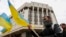 Проукраїнські протестувальники біля будівлі місцевого парламенту, Сімферополь, Крим, 8 березня 2014 року. «Це забута розкіш – побачити український прапор», – каже Джеміль, один і братів, які втекли з окупованого півострова