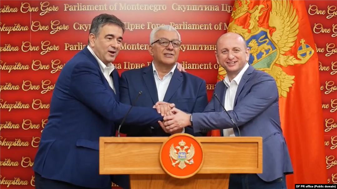 Фотографија од последната заедничка прес-конференција на лидерите на Демократскиот фронт - Небојша Медојевиќ, Андрија Мандиќ и Милан Кнежевиќ
