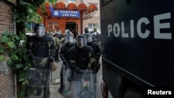 Policija ispred Opštine Zvečan, 30. maj 2023.