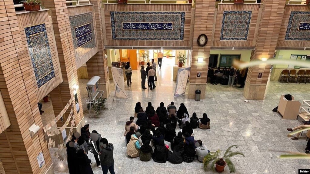 دانشجویان دانشگاه بهشتی تهران .