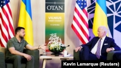 Президент України Володимир Зеленський і президент США Джо Байден після зустрічі з лідерами країн «Групи семи» під час саміту НАТО у Вільнюсі, 12 липня 2023 року
