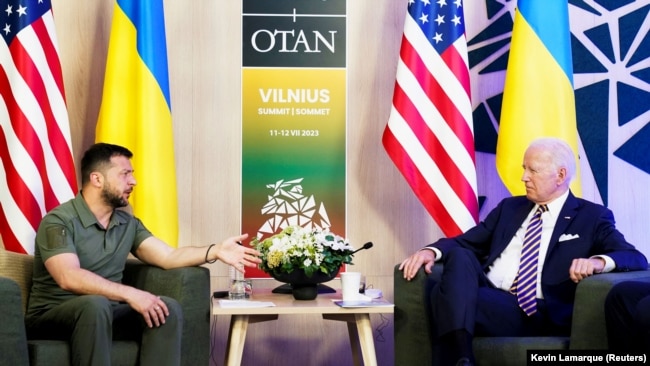 Президент України Володимир Зеленський і президент США Джо Байден після зустрічі з лідерами країн «Групи семи» під час саміту НАТО у Вільнюсі, 12 липня 2023 року