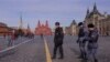 Ruski policajci patroliraju Crvenim trgom u centru Moskve.