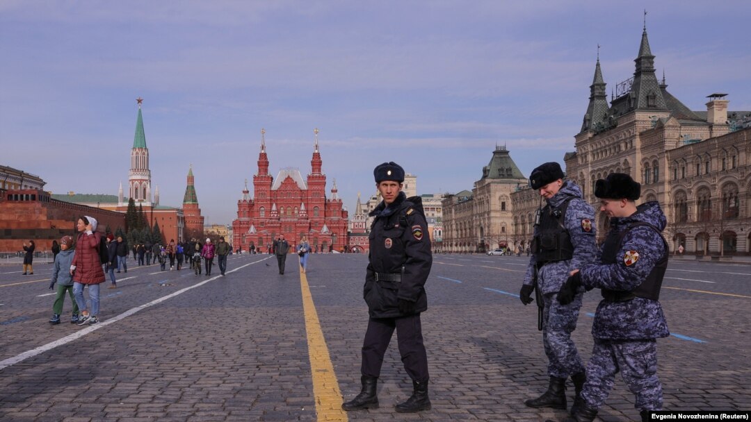 Ofițeri de poliție ruși patrulează în Piața Roșie din centrul Moscovei, Rusia, pe 20 martie 2023.