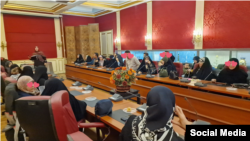 تصویر منتشر شده در شبکه‌های اجتماعی با عنوان جلسه تولیدکنندگان «حوزه حجاب» در کاخ سعدآباد تهران