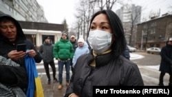 Женщина, представившаяся сотрудницей акимата Алматы, предупреждает гражданских активистов о незаконности собрания. 24 февраля 2024 года