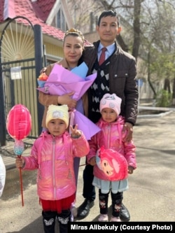 Мирас Алибекулы со своей семьёй — супругой и дочерьми. Фото из семейного архива