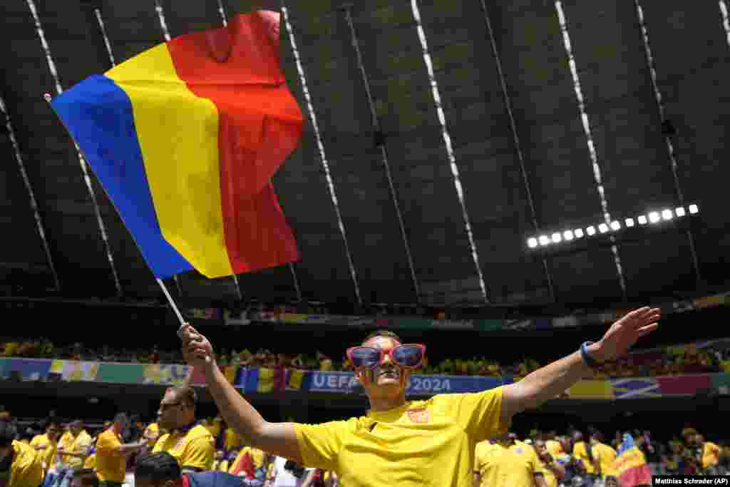 Румунський вболівальник на стадіоні в Мюнхені перед початком футбольного поєдинку з Україною