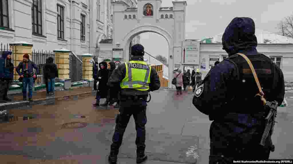 Представники поліції стежать за порядком в день, після якого священники УПЦ (МП) мають покинути територію Києво-Печерської Лаври, Київ, 29 березня 2023 року.