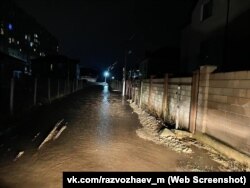 В окрестностях Севастополя затопило улицы в результате ливня в ночь с 18 на 19 января 2024 года. Скриншот страницы Развожаева в ВК