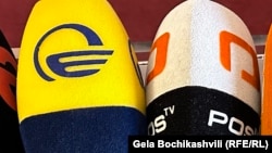 „იმედისა“ და PosTV-ის მიკროფონები.