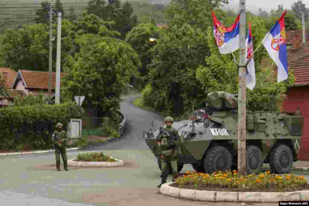 Pjesëtarë të KFOR-it janë parë në disa rrugë në Zveçan mëngjesin e së enjtes. NATO-ja është e gatshme të dërgojë edhe më shumë trupa në Kosovë, për të qetësuar dhunën në veriun e këtij vendi, të banuar me shumicë serbe, deklaroi të enjten shefi i aleancës, Jens Stoltenberg.