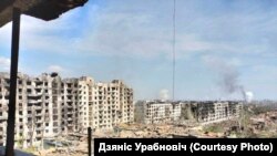 Szétlőtt épületek Bahmutban