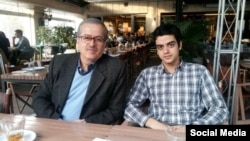 میریوسف یونسی در کنار فرزندش علی یونسی؛ این تصویر را رضا یونسی منتشر کرده است