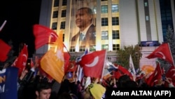 Сторонники президента Турции Реджепа Тайипа Эрдогана возле штаб-квартиры ПСР после закрытия избирательных участков в Анкаре, Турция, 15 мая 2023 года