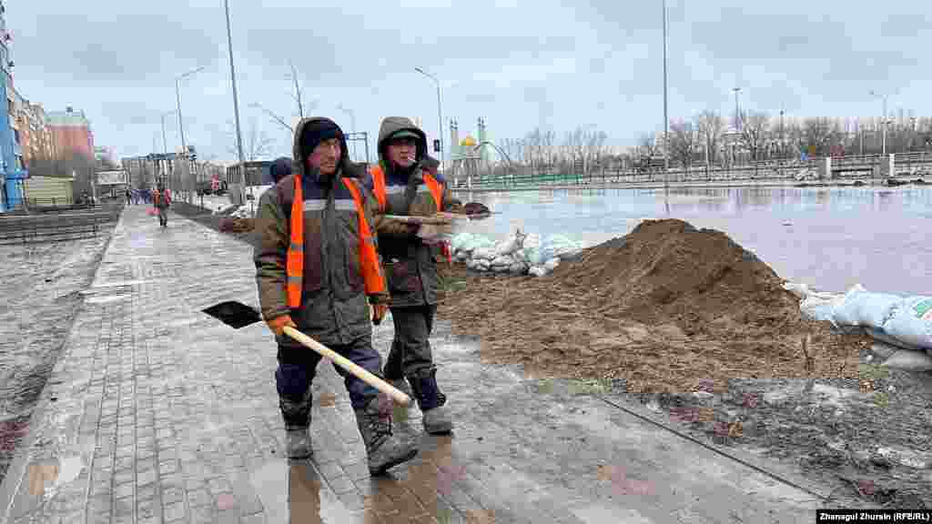 За два дня в Актобе подтопило 73 дома. Критическая ситуация складывается практически во всех районах Актюбинской области. Сложнее всего в Кобдинском районе: там под воду ушло больше сотни домов&nbsp;