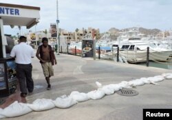 Vreće napunjene pijeskom u marini dok uragan Hilary kategorije 4 juri prema meksičkom poluotoku Donja Kalifornija, u Cabo San Lucasu, Meksiko 18. augusta 2023.