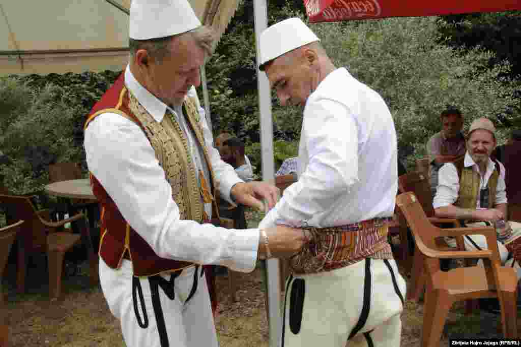 Edhe veshja e burrave është e veçantë me shumë qëndisma, sidomos xhamadani.