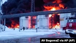 Співробітники МНС Росії гасять нафтові резервуари після того, як дрон ударив у місті Клинці Брянської області, січень 2024 року