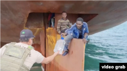 این چهار پناهجو، ۱۴ روز را بر روی تیغه سکان کشتی و در فاصله چند متری از آب اقیانوس خود را پنهان کرده بودند