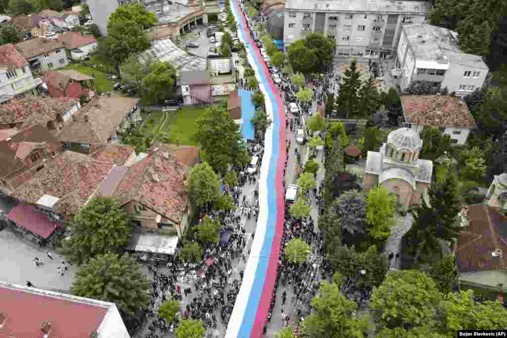 Pamje nga lart e flamurit të Serbisë që u shpalos nga portestuesit serbë të mërkurën në Zveçan.