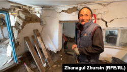 Мадениет Елеуов показывает, как подпирал стены своего дома. Село Каратал, 13 апреля 2024 года