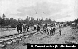 Lucrările de construcție a căii ferate transiberiene în 1898.