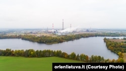 В Orlen Lietuva (Mažeikių nafta) входят Мажейкяйский нефтеперерабатывающий завод, Бутингский терминал и Биржайский нефтепровод. 100% акций Orlen Lietuva принадлежат польской компании PKN Orlen. Иллюстративное фото