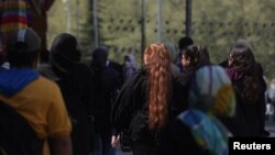 شهرهای مختلف ایران هشت ماه پس از آغاز اعتراضات «زن زندگی آزادی» همچنان صحنۀ نافرمانی مدنی گستردۀ دختران و زنان در برابر پوششِ تحمیلی حکومت است