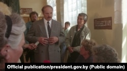 Аляксандар Лукашэнка 10 ліпеня 1994 года на выбарчым участку ў шклоўскай сярэдняй школе №1. Фота: president.gov.by