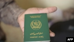 انځور له ارشیف څخه ـ د پاکستان پاسپورټ. 
