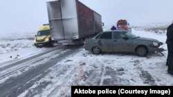 Жарысқа бара жатқан оқушылар мінген LADA Priora жолда тұр. Ақтөбе облысы, 19 желтоқсан, 2023 жыл. Ақтөбе облыстық полиция департаменті таратқан фото