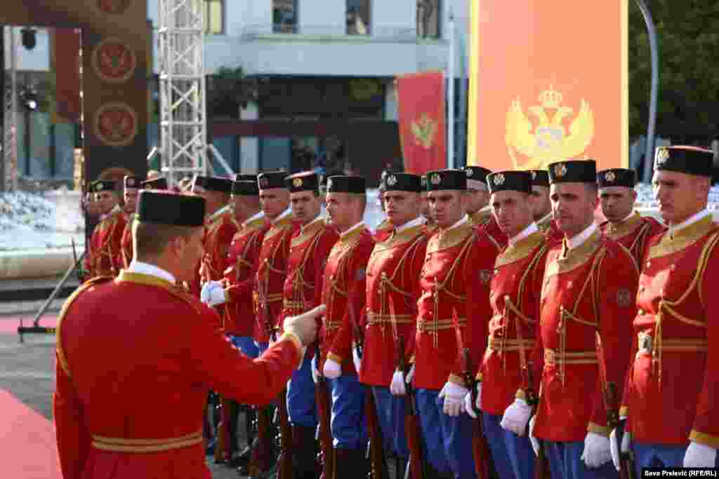 Postrojavanje počasne garde Vojske Crne Gore pred početak proslave Dana nezavisnosti.
