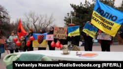 За словами організаторів, вони хочуть таким чином привернути увагу громадськості, міжнародних організацій до проблеми повернення українських полонених