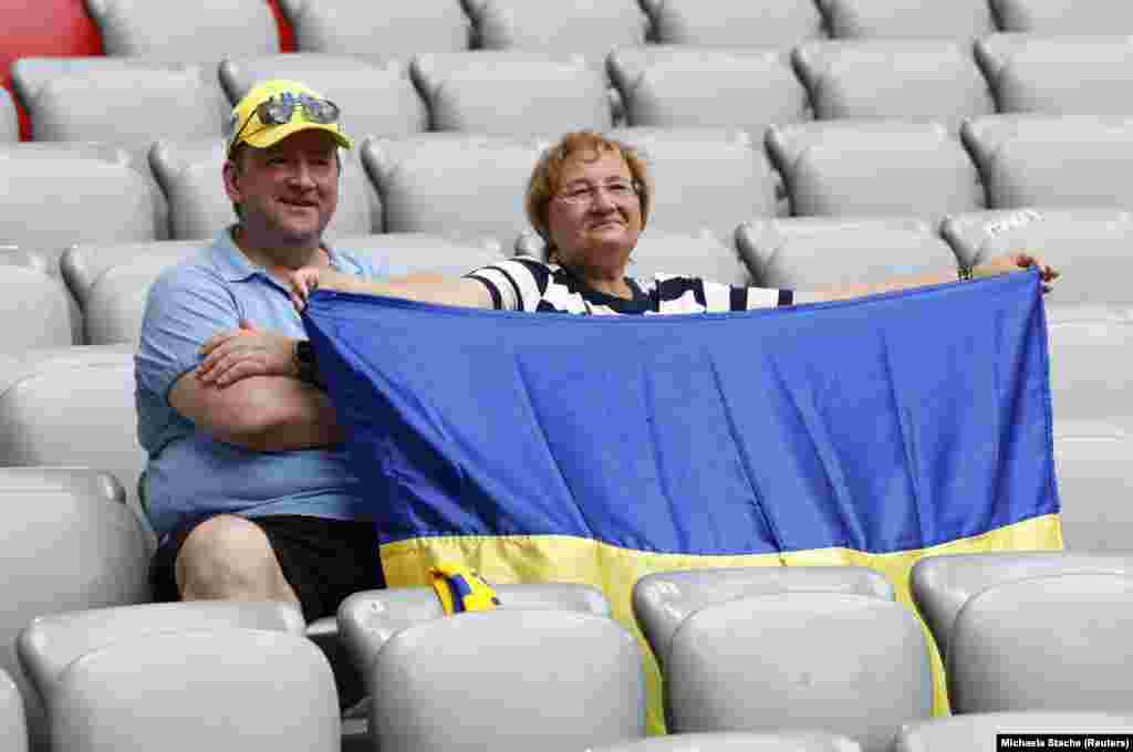 Уболівальники України перед початком матчу Україна-Румунія