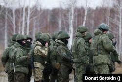 Российские военнослужащие, призванные в рамках частичной мобилизации, во время боевой подготовки. Свердловская область, 21 октября 2022 года