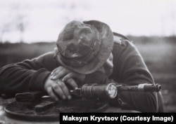 Одна з кількох фотографій, знятих Максимом Кривцовим на чорно-білу плівку, які показують життя його побратимів
