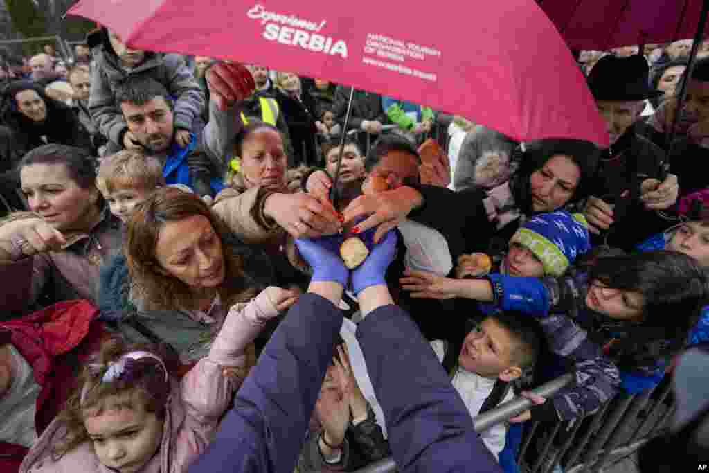 Potom je uslijedio lomljenje i dijeljenje česnice teške više od 200 kg tijesta prečnika četiri metra sa 33 zlatna dukata, Beograd, Srbija, 7. januara.