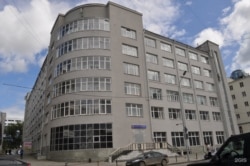 A jekatyerinburgi Állami Építészeti és Művészeti Egyetem Z transzparensektől megtisztított épülete
