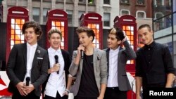  Хари Стайлс, Найл Хоран, Луи Томлинсън, Зейн Малик и Лиам Пейн (от ляво на дясно) 