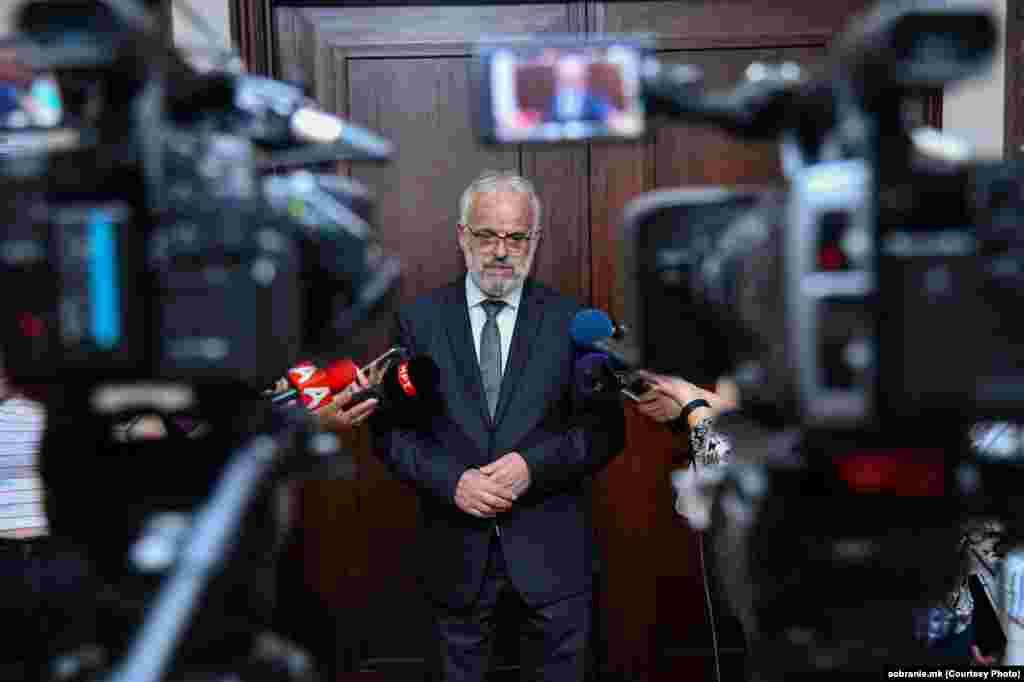 МАКЕДОНИЈА -&nbsp;Претседателот на Собранието, Талат Џафери во интервју за новинската агенција МИА, изјави дека би ја следел одлуката на министрите на Демократската унија за интеграција и би се повлекол од функцијата, доколку ВМРО-ДПМНЕ гласа за уставни измени.