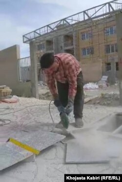 یکی از سربازان اسبق اردوی ملی افغانستان که در ایران کار های شاقه ساختمانی انجام می دهد