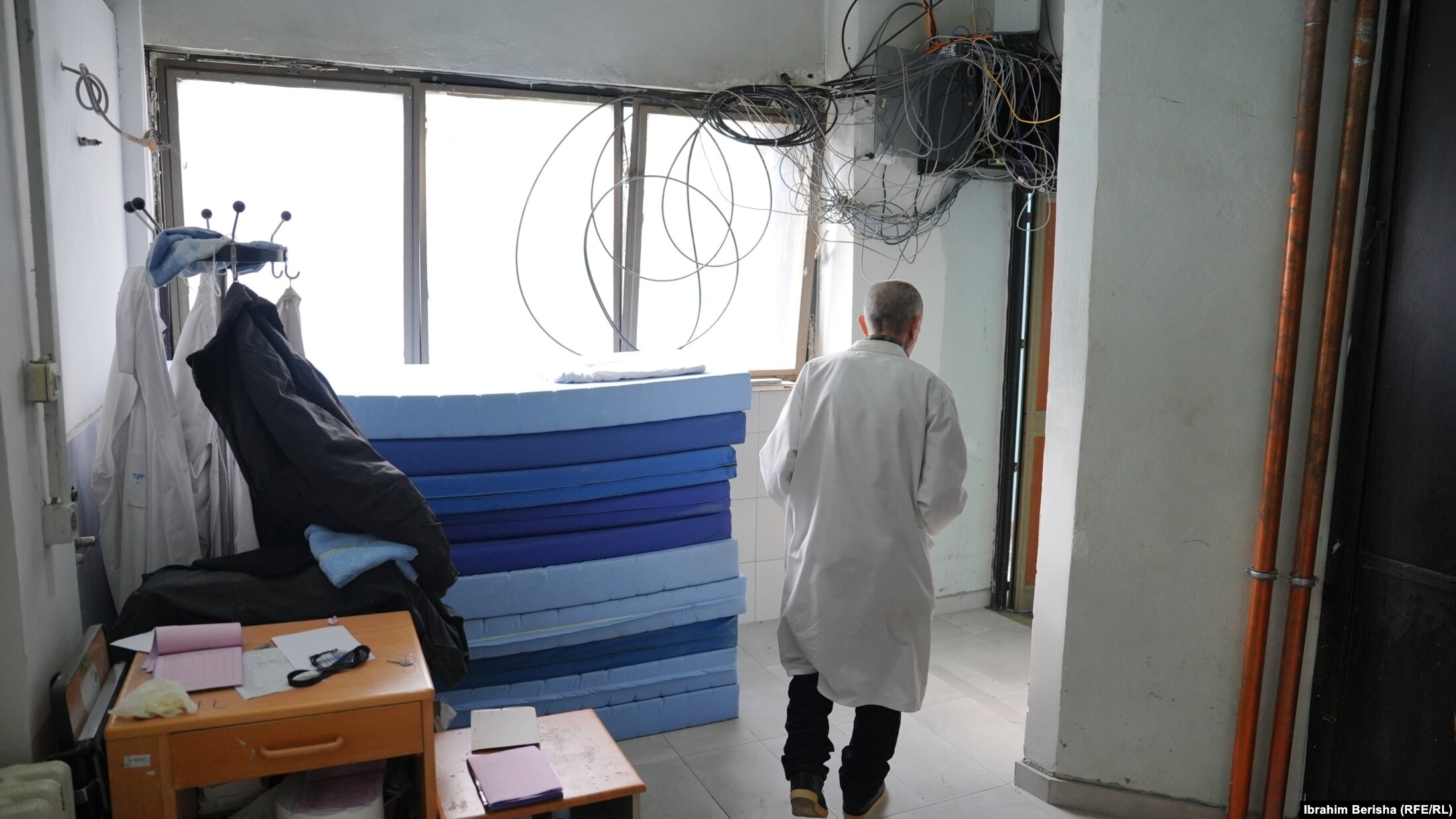 Gardëroba në Klinikën e Psikiatrisë, aty ku janë të vendosur edhe dyshekët rezervë.