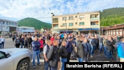 Srbi u Leposaviću na severu Kosova okupili su se kako bi se ponovo suprotstavili novoizabranim gradonačelnicima, 29. maj
