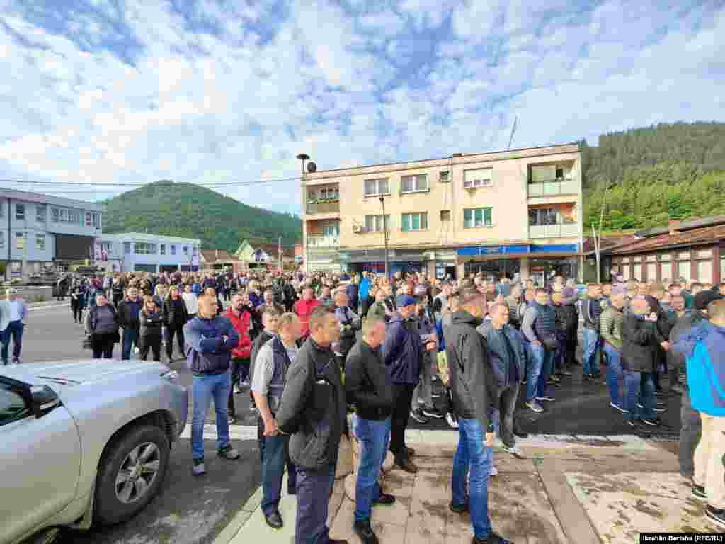 Serbët duke protestuar në Zubin Potok më 29 maj.&nbsp;