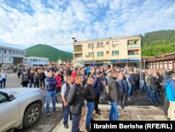 Protesters in Zubin Potok