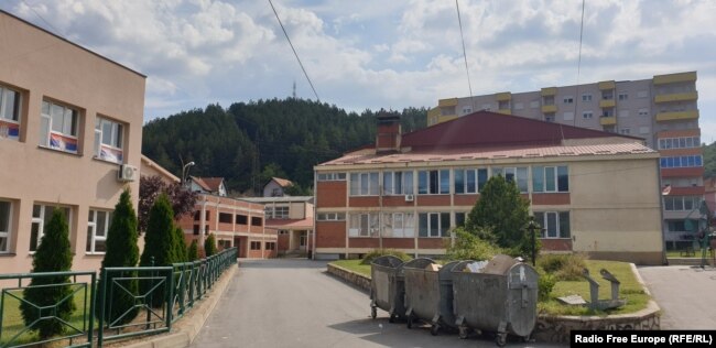Një shkollë e mesme dhe fillore në Leposaviq. Të dy këto objekte gjenden afër ndërtesës komunale.