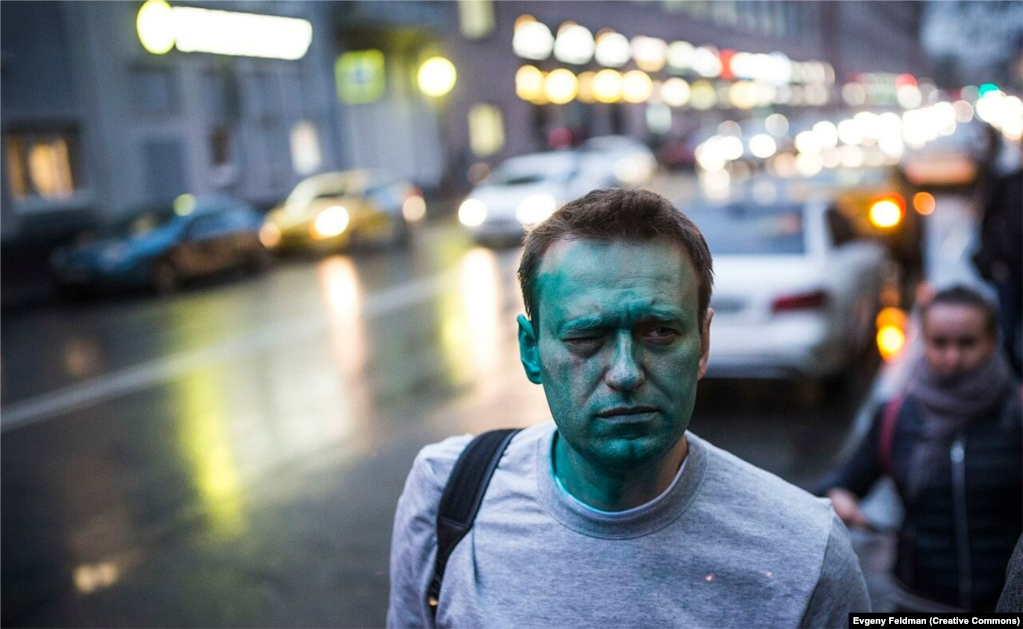 Navalny pochi istanti dopo essere stato attaccato da un aggressore non identificato che lo ha spruzzato con un liquido antisettico verde noto come zelyonka al di fuori di una riunione a Mosca il 27 aprile 2017.