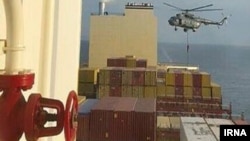 Fotografija iz videa koji prikazuje komandose kako se spuštaju iz helikoptera na brod MSC Aries, 12. aprila 2024.